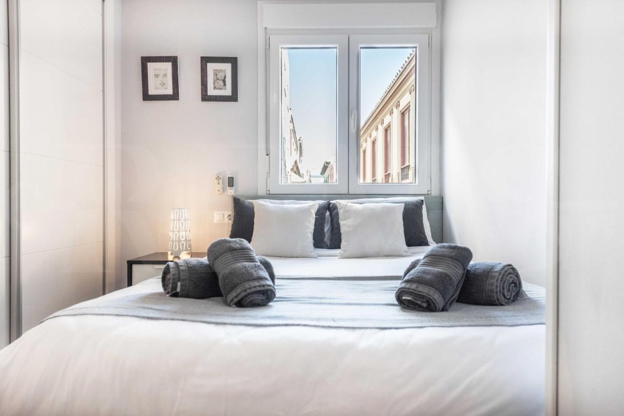 Cosy Flat With Private Balcony - Historic Center By Rems Lägenhet Málaga Exteriör bild