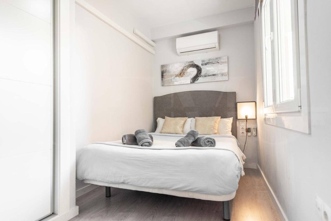 Cosy Flat With Private Balcony - Historic Center By Rems Lägenhet Málaga Exteriör bild
